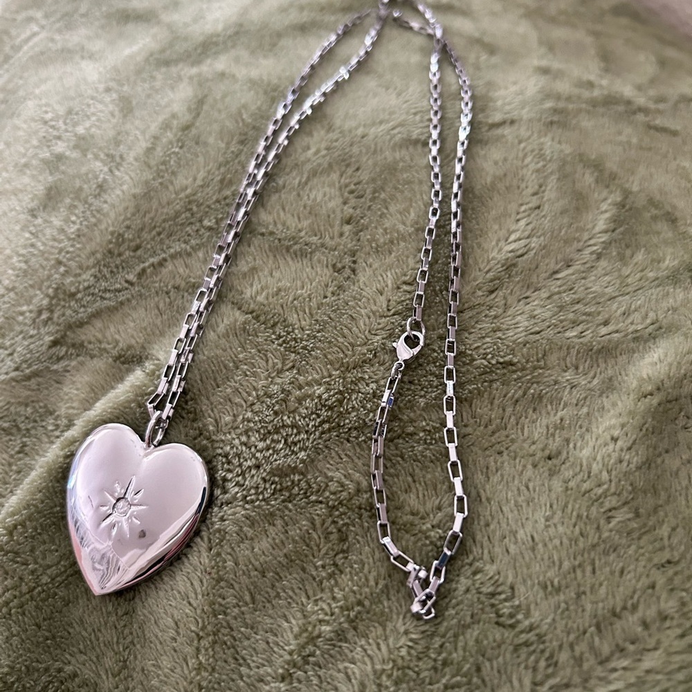 Elegant Silver Heart Necklace - Picture 4 of 5